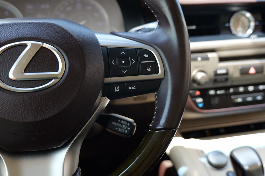 2016 Lexus ES Image 26