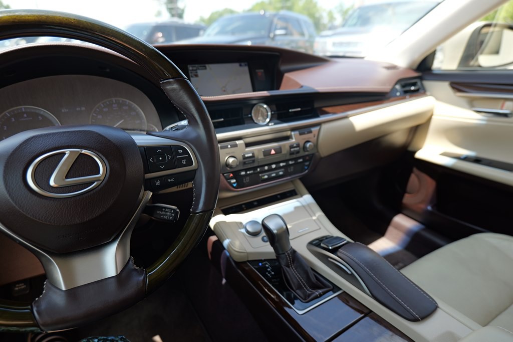 2016 Lexus ES Image 28