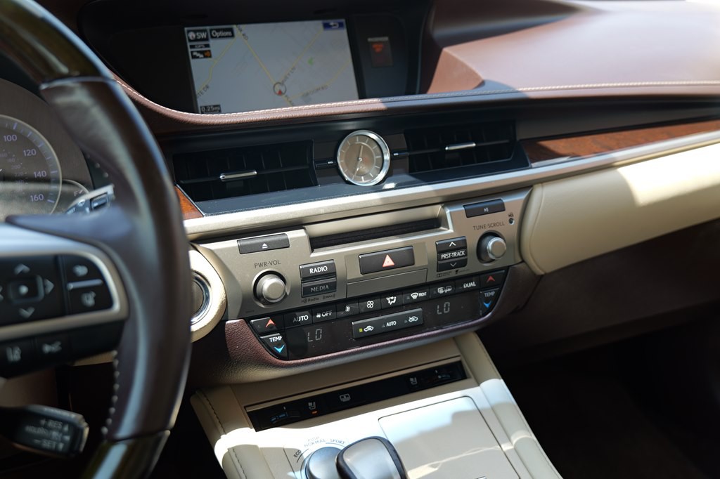 2016 Lexus ES Image 29