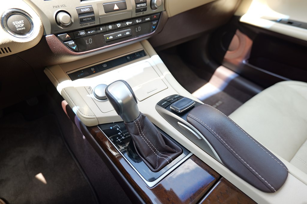 2016 Lexus ES Image 30