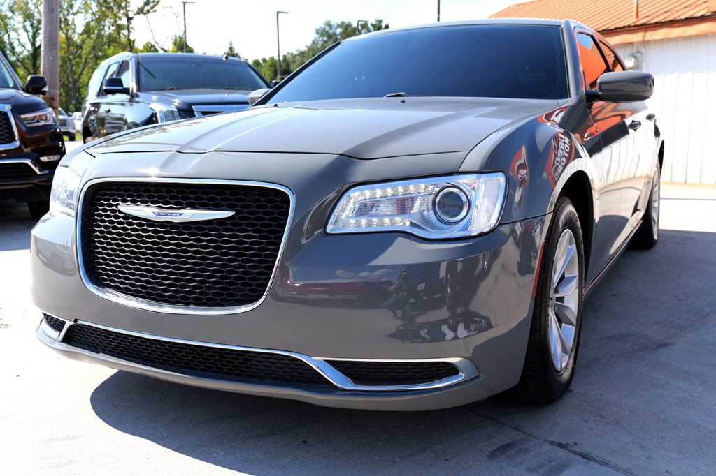2019 Chrysler 300 Image 3
