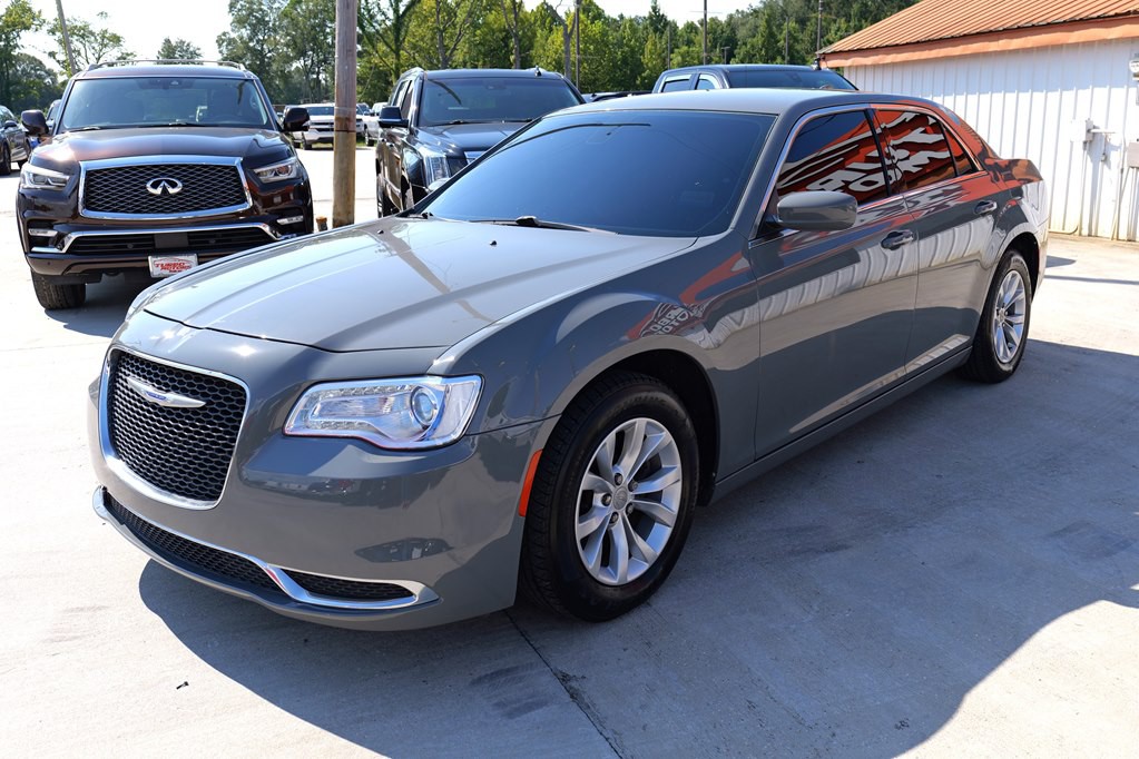 2019 Chrysler 300 Image 4