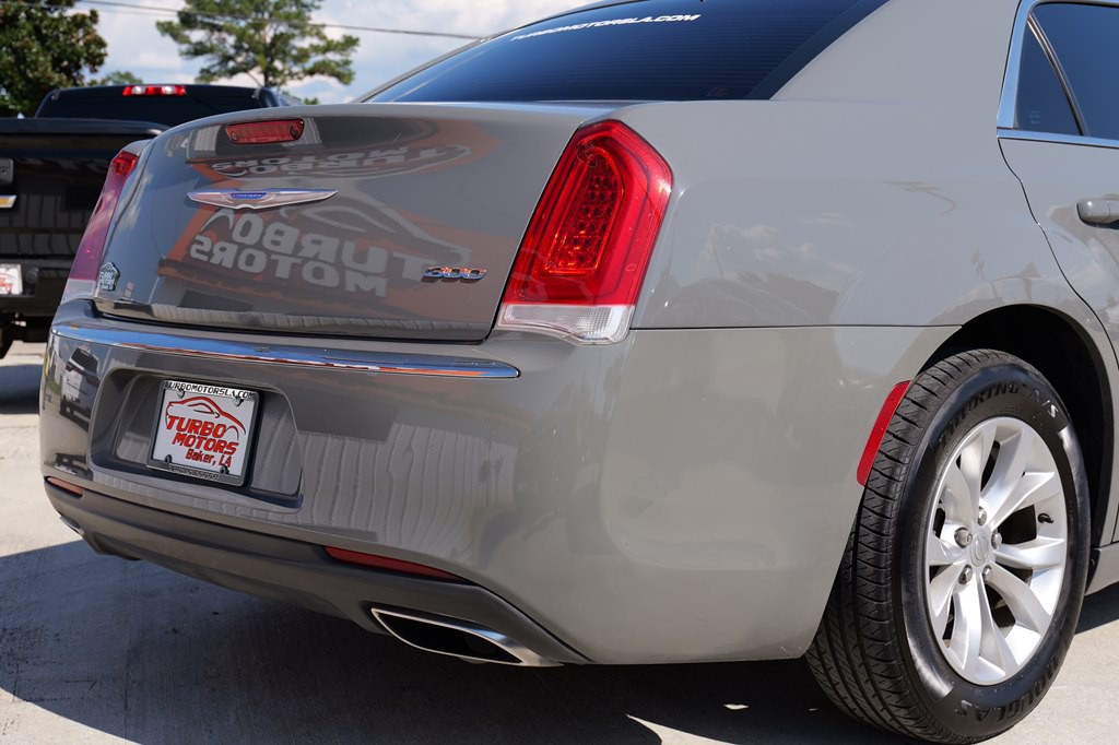 2019 Chrysler 300 Image 5