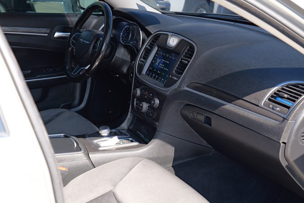 2019 Chrysler 300 Image 14
