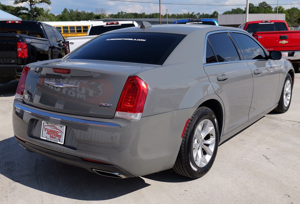 2019 Chrysler 300 Image 17