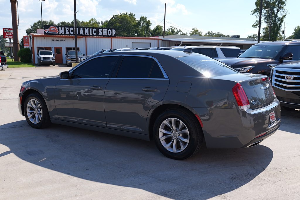 2019 Chrysler 300 Image 28