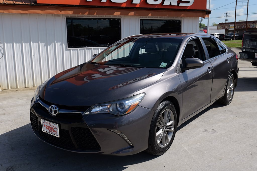 2017 Toyota Camry Image 2