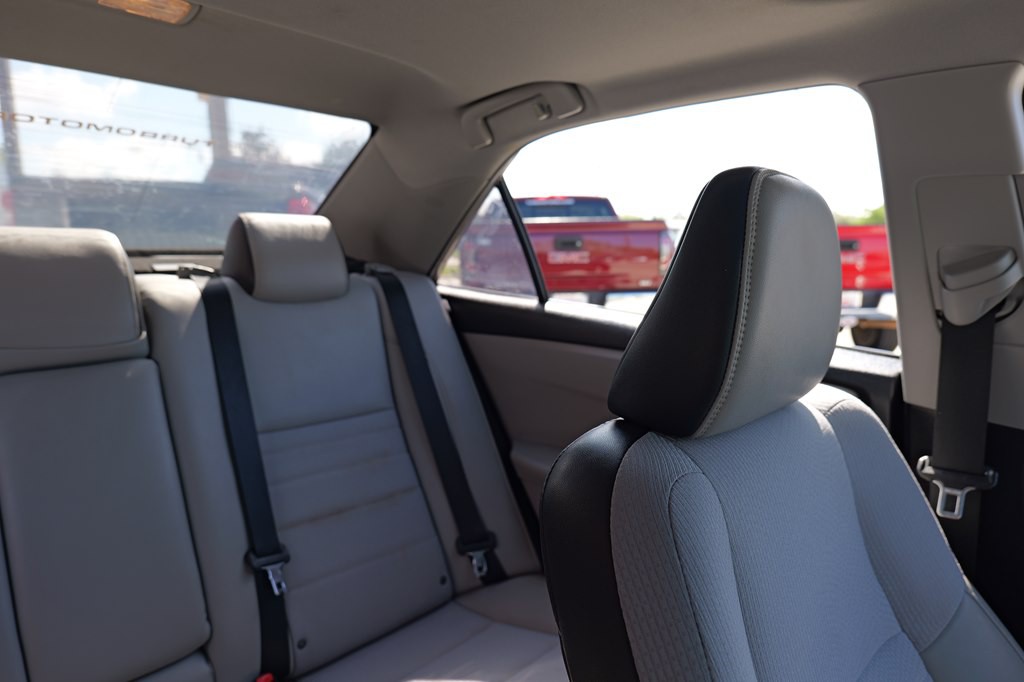 2017 Toyota Camry Image 34