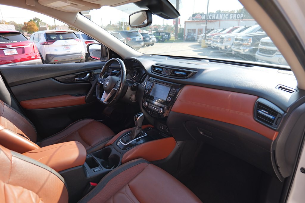 2018 Nissan Rogue Image 25