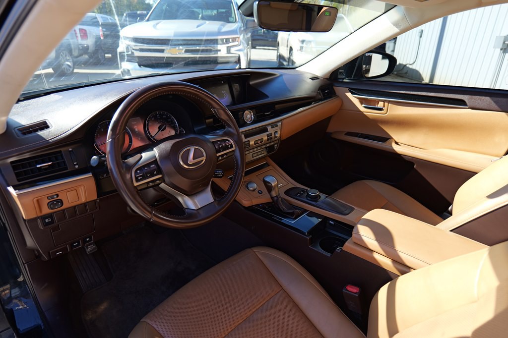 2017 Lexus ES Image 17