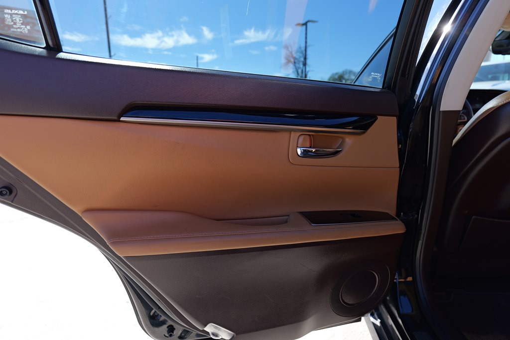 2017 Lexus ES Image 18