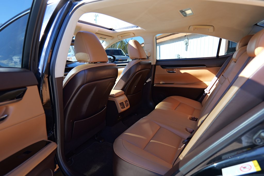 2017 Lexus ES Image 19