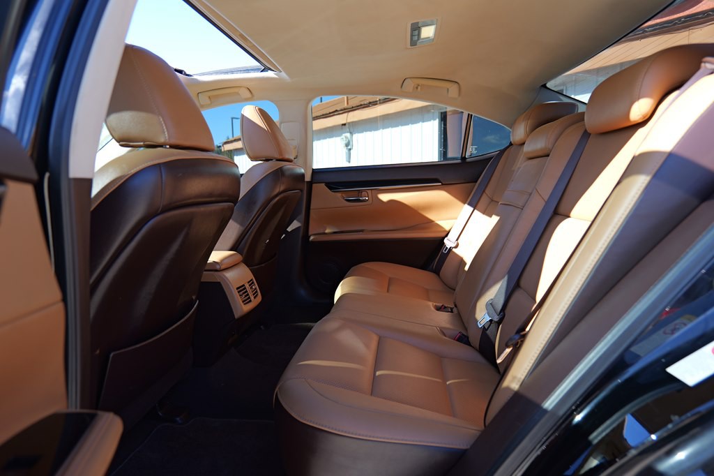 2017 Lexus ES Image 20