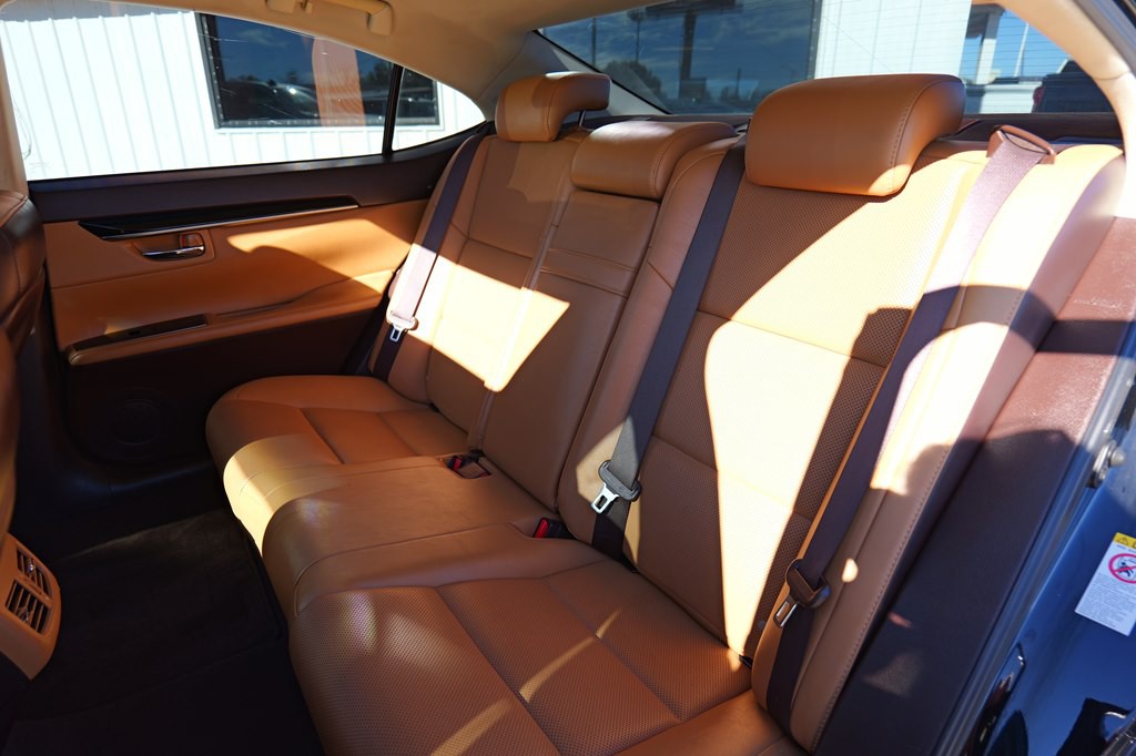 2017 Lexus ES Image 21