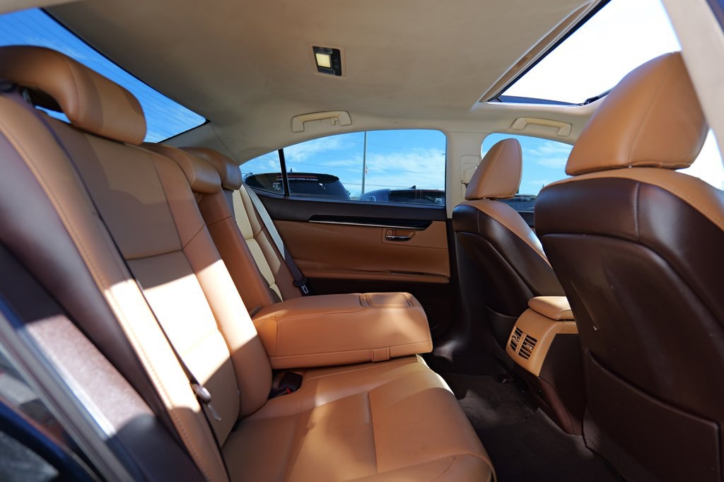 2017 Lexus ES Image 24