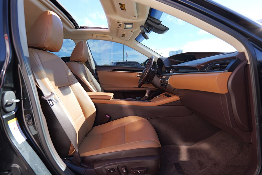 2017 Lexus ES Image 28