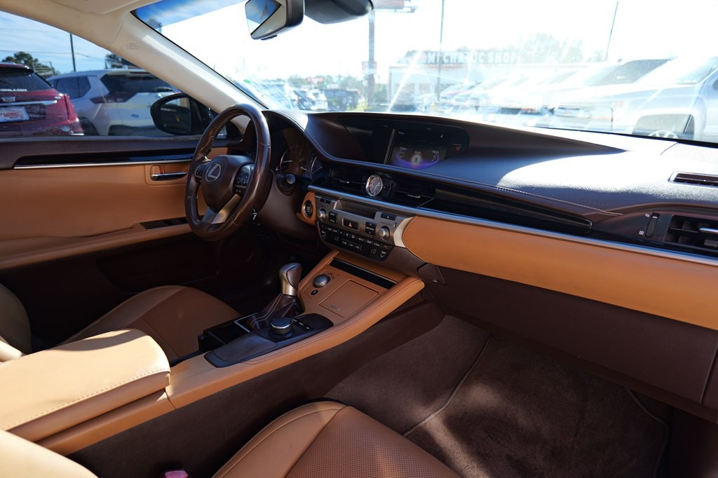 2017 Lexus ES Image 29