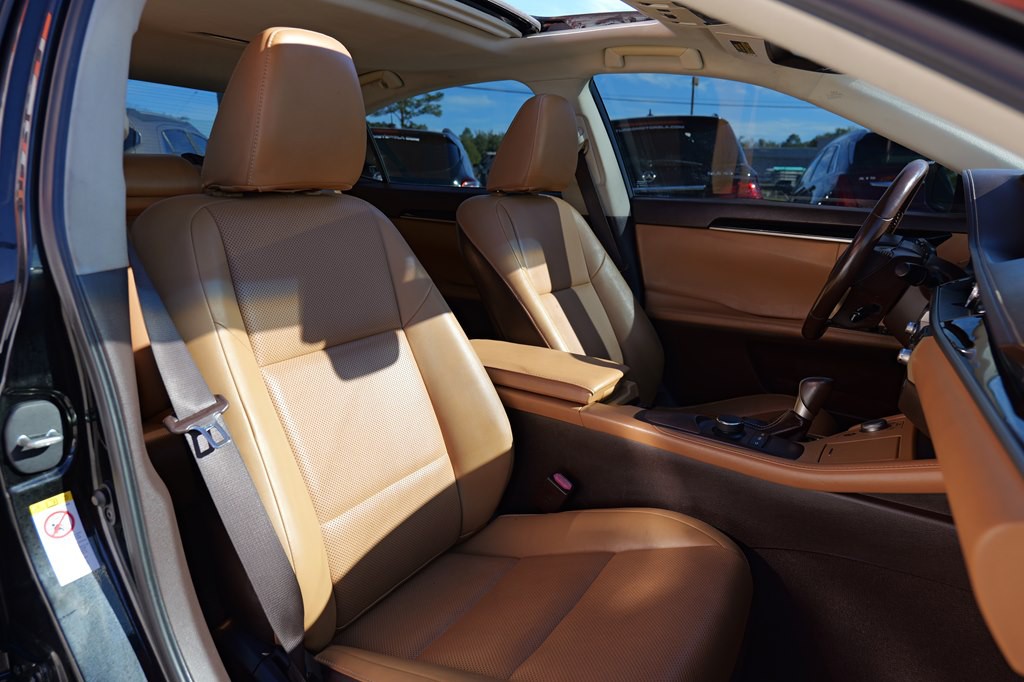 2017 Lexus ES Image 30