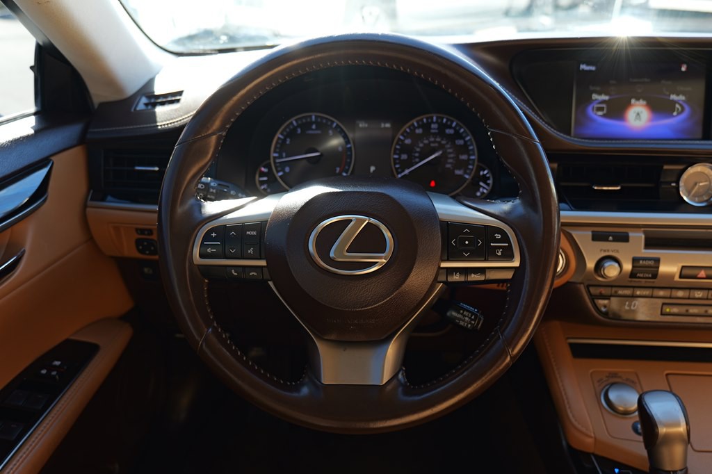 2017 Lexus ES Image 31