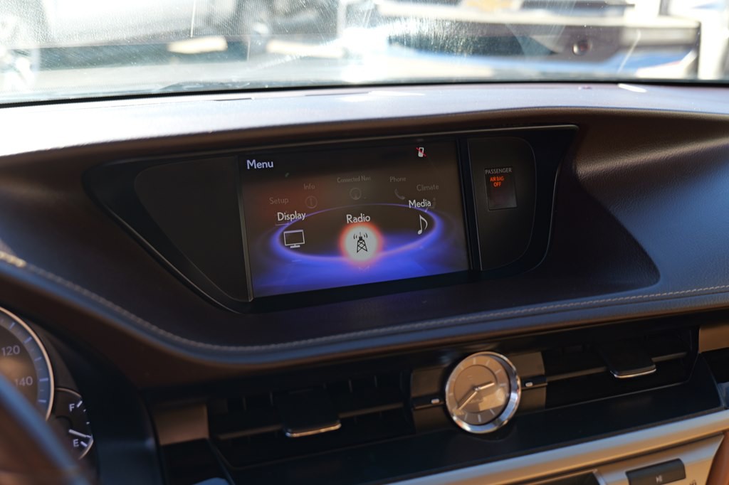 2017 Lexus ES Image 41