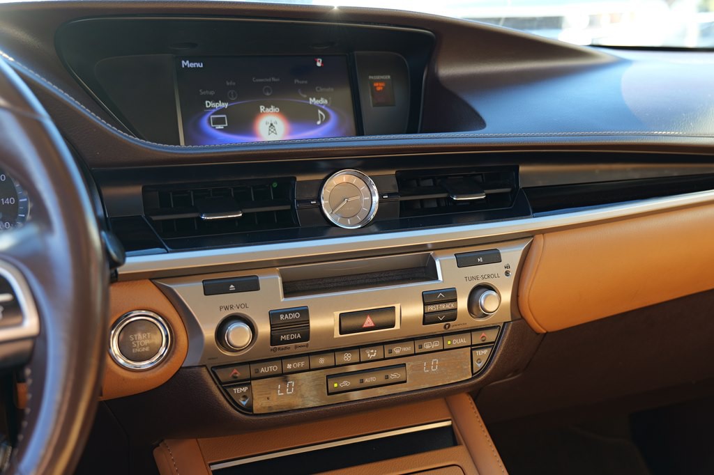 2017 Lexus ES Image 42