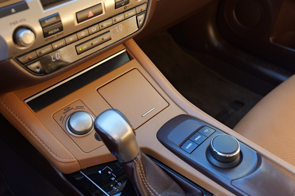 2017 Lexus ES Image 43