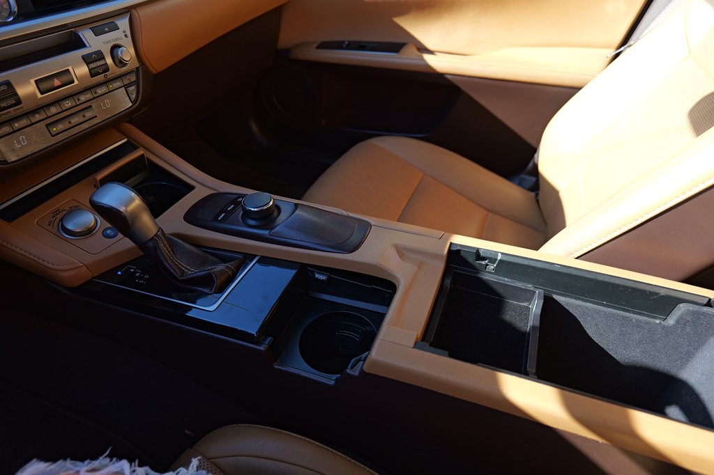 2017 Lexus ES Image 44