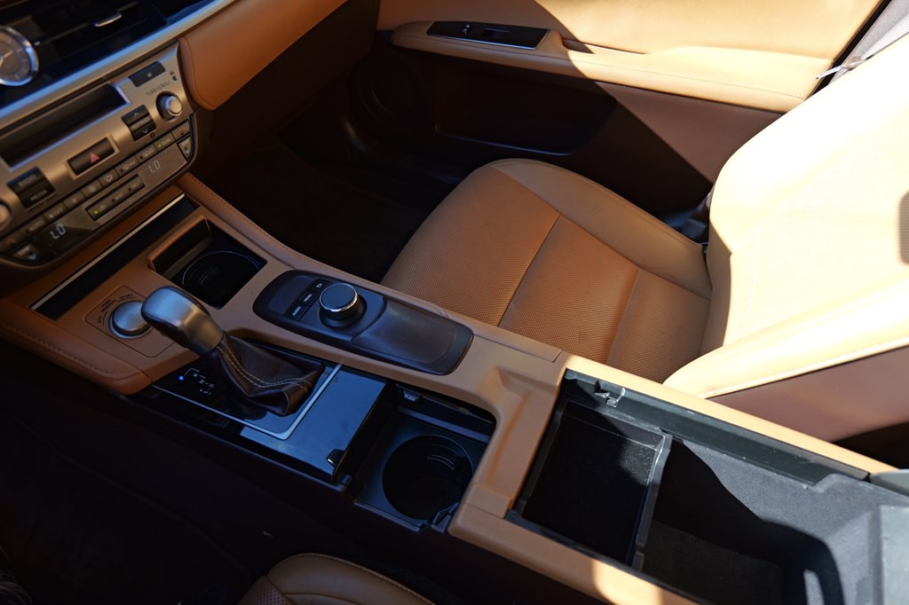 2017 Lexus ES Image 45