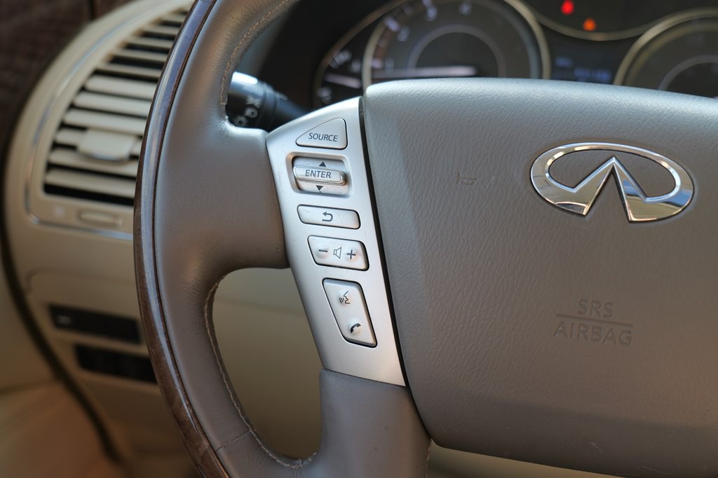 2017 INFINITI QX80 Image 35