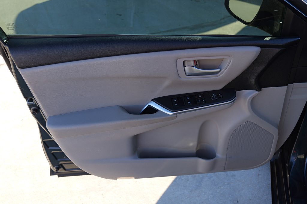 2016 Toyota Camry Image 10