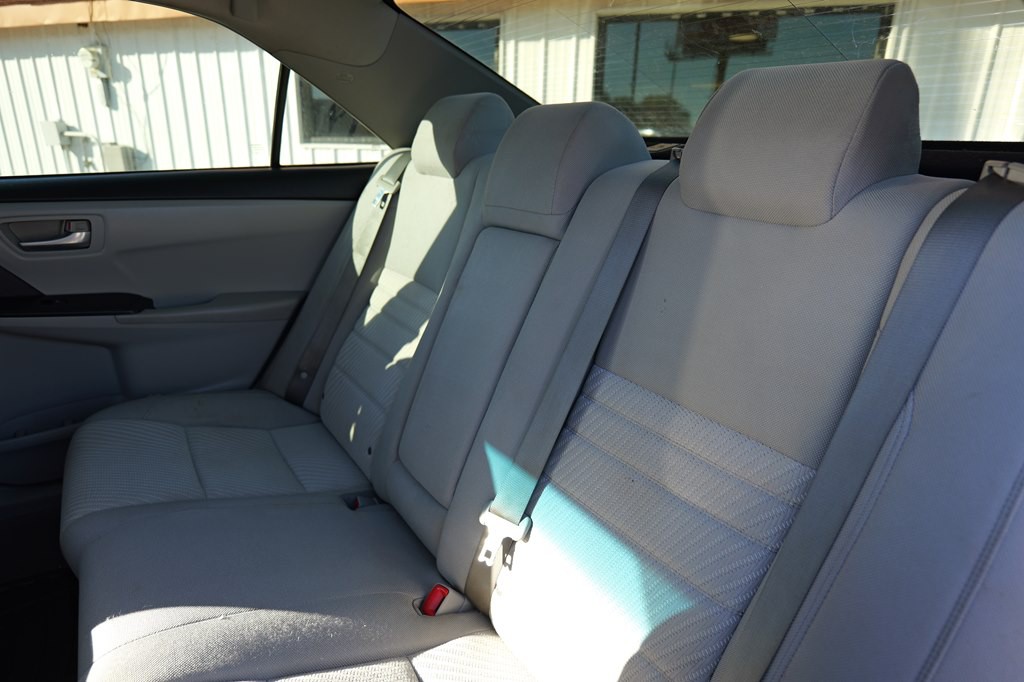 2016 Toyota Camry Image 17