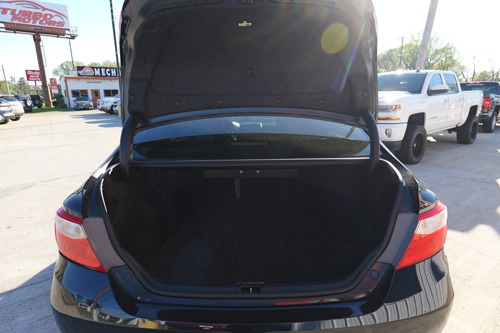 2016 Toyota Camry Image 18
