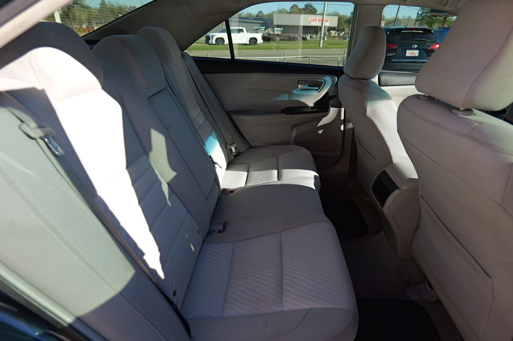 2016 Toyota Camry Image 21