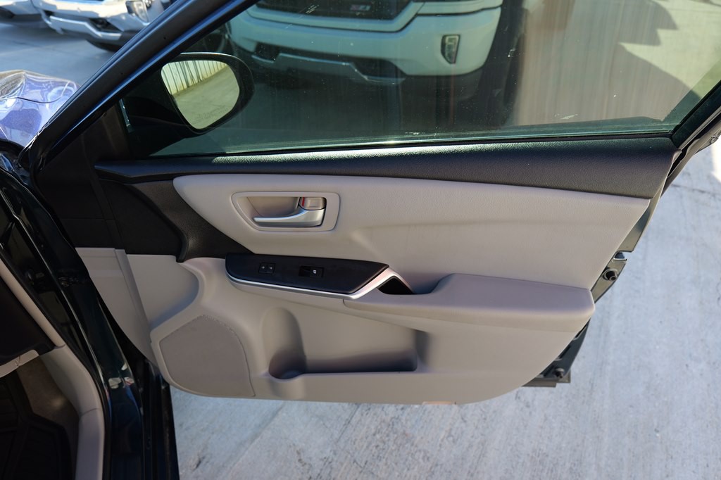 2016 Toyota Camry Image 23