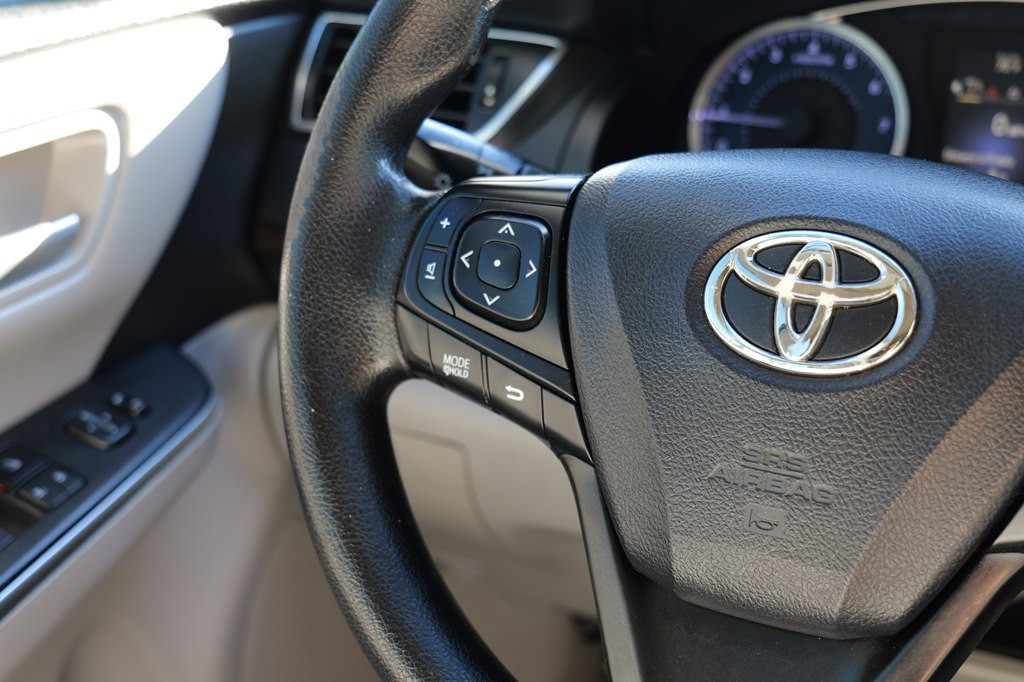 2016 Toyota Camry Image 32