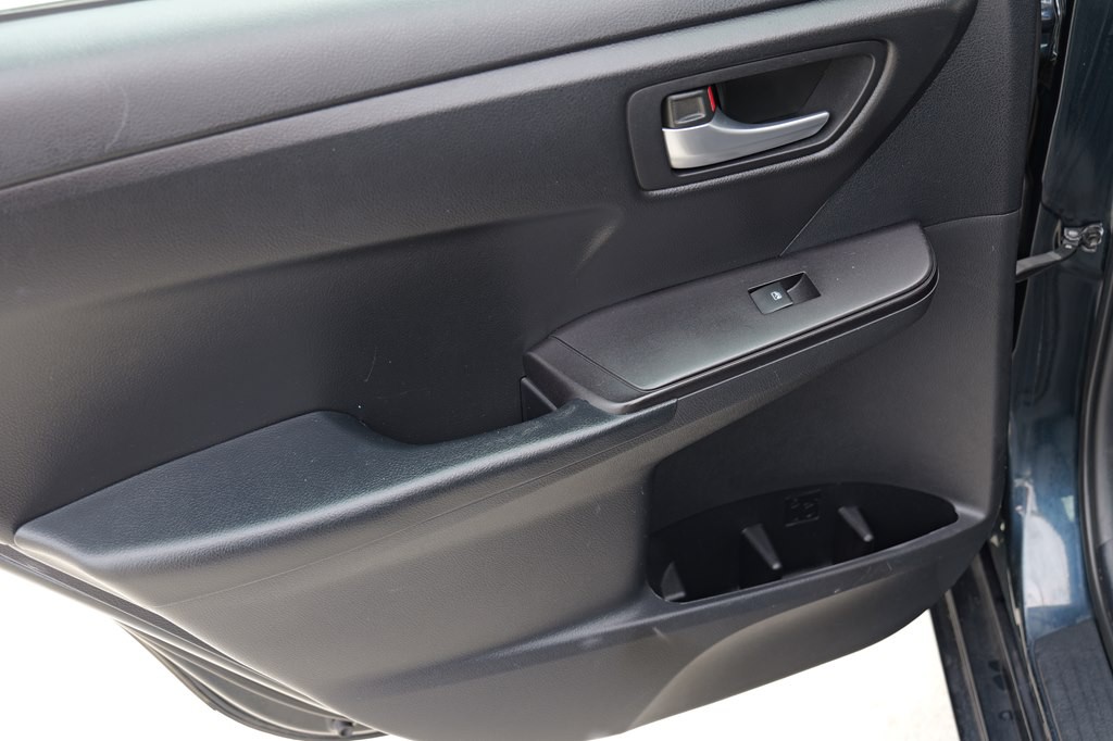 2016 Toyota Camry Image 17