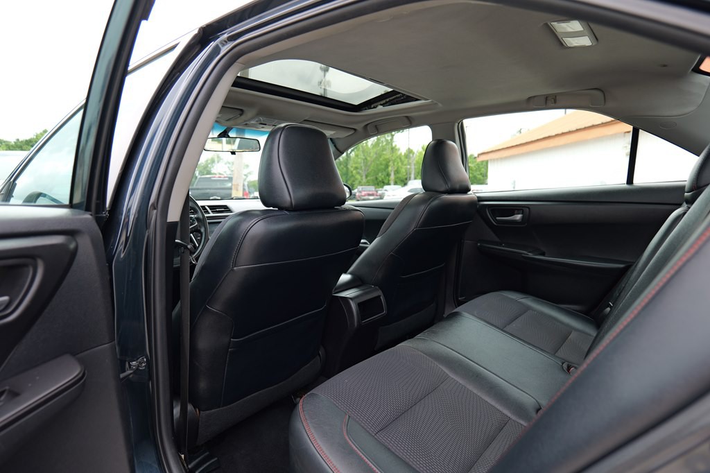 2016 Toyota Camry Image 18