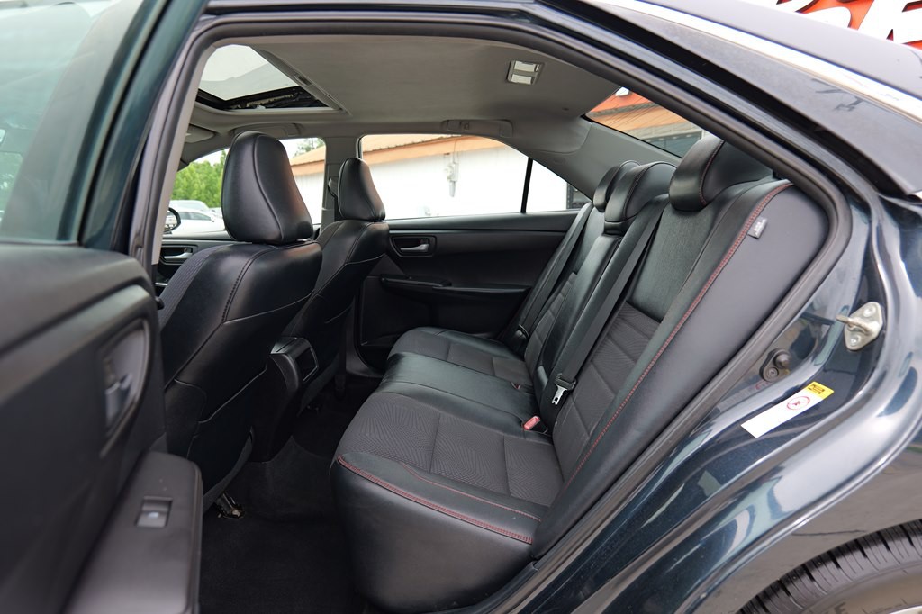 2016 Toyota Camry Image 19
