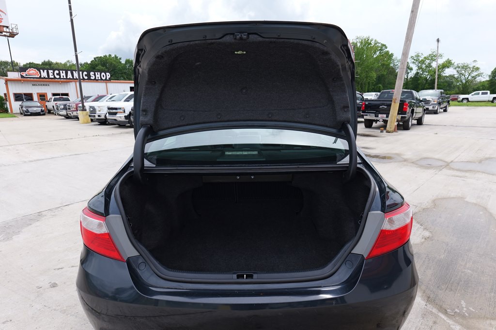2016 Toyota Camry Image 21