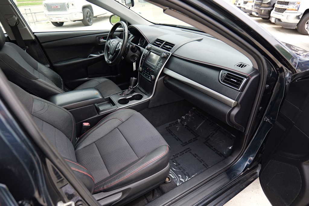 2016 Toyota Camry Image 28