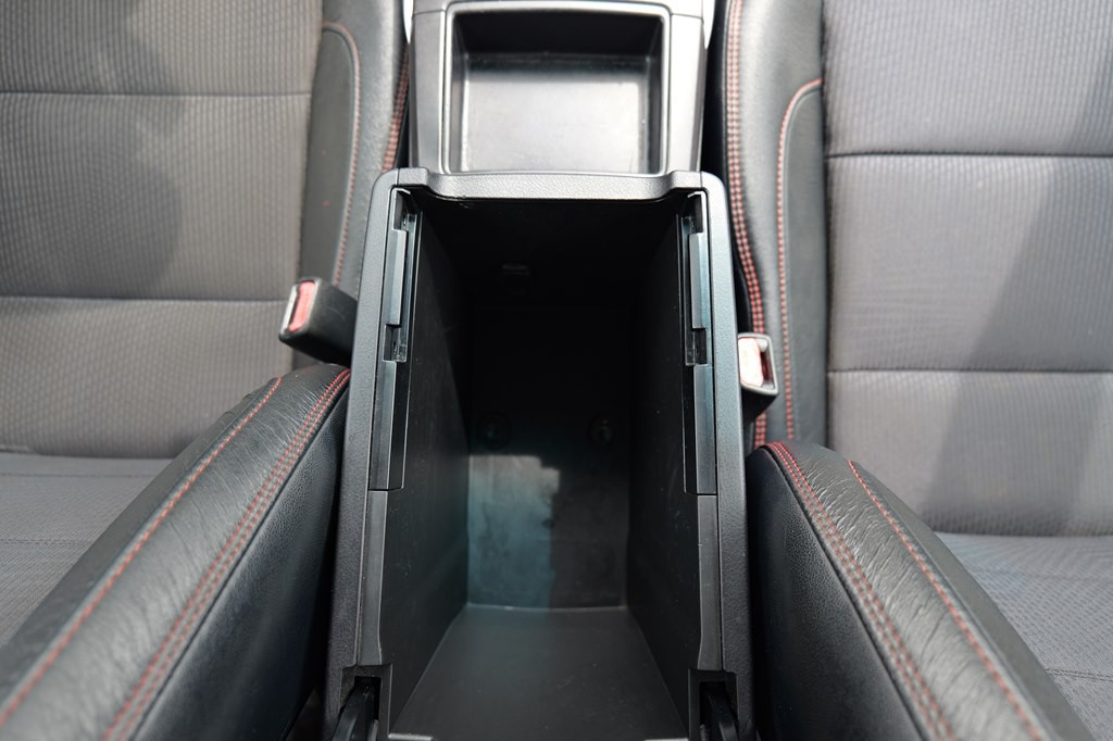 2016 Toyota Camry Image 43