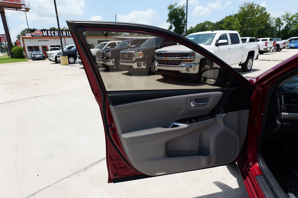 2016 Toyota Camry Image 13