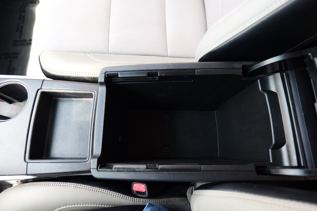 2016 Toyota Camry Image 25
