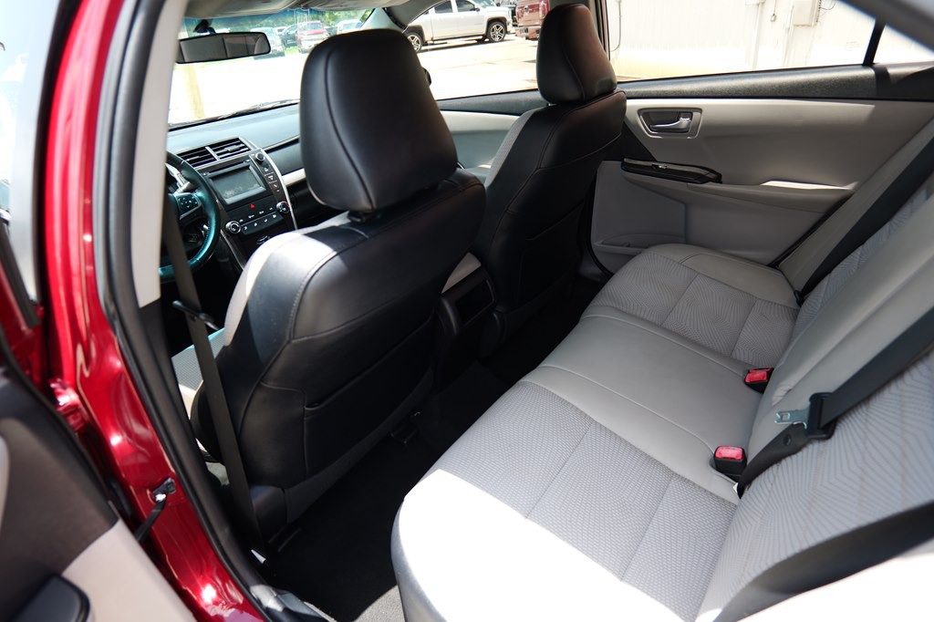 2016 Toyota Camry Image 28