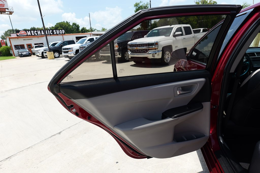 2016 Toyota Camry Image 30