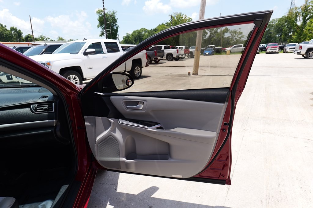 2016 Toyota Camry Image 42