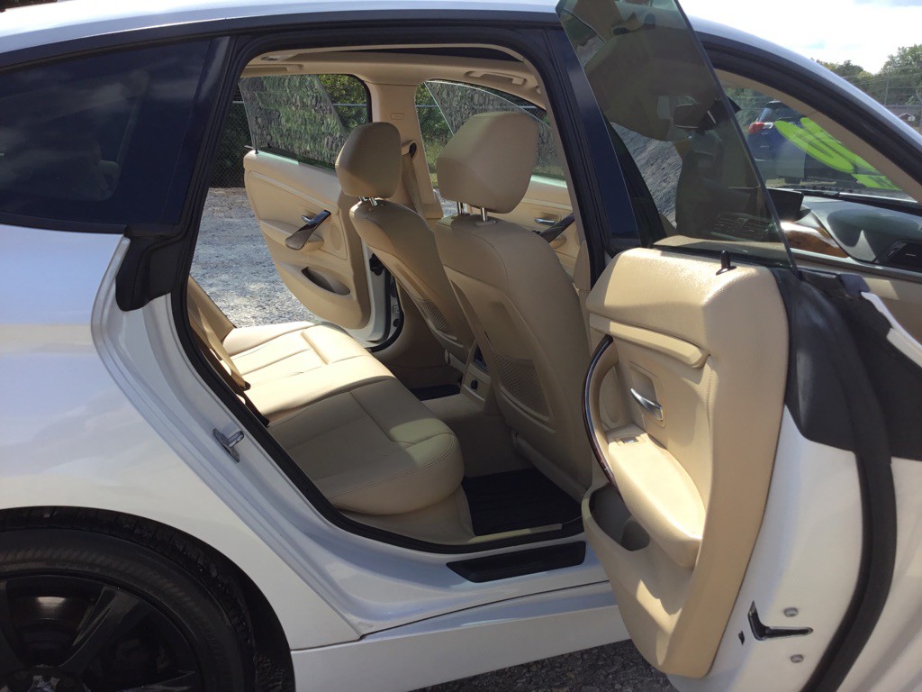 2015 BMW 3 Series Image 9