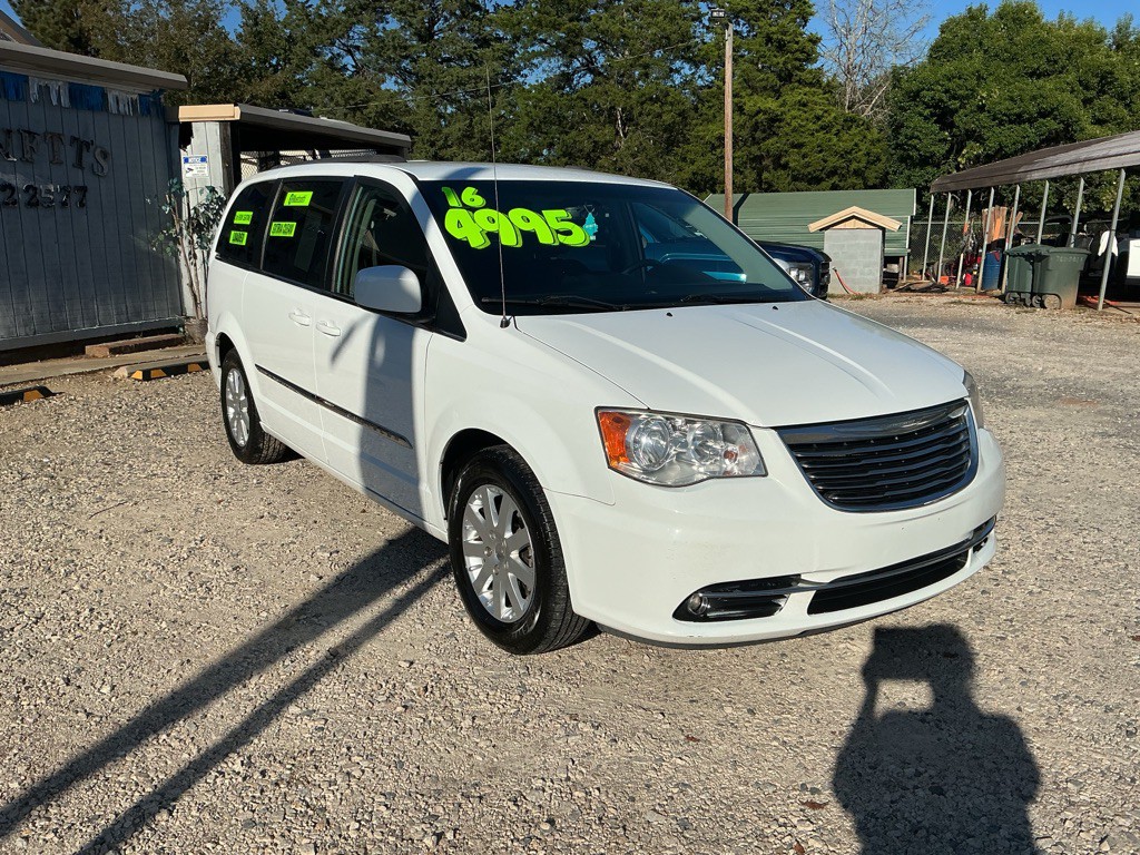2016 Chrysler Town & Country Image 2