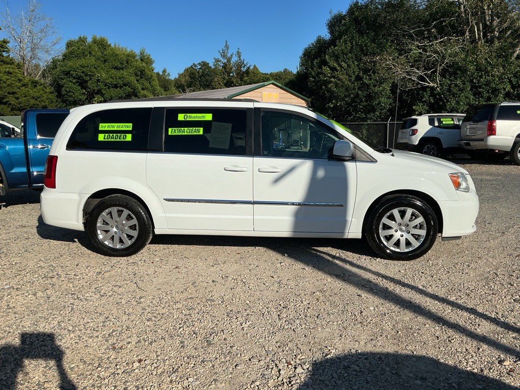 2016 Chrysler Town & Country Image 3