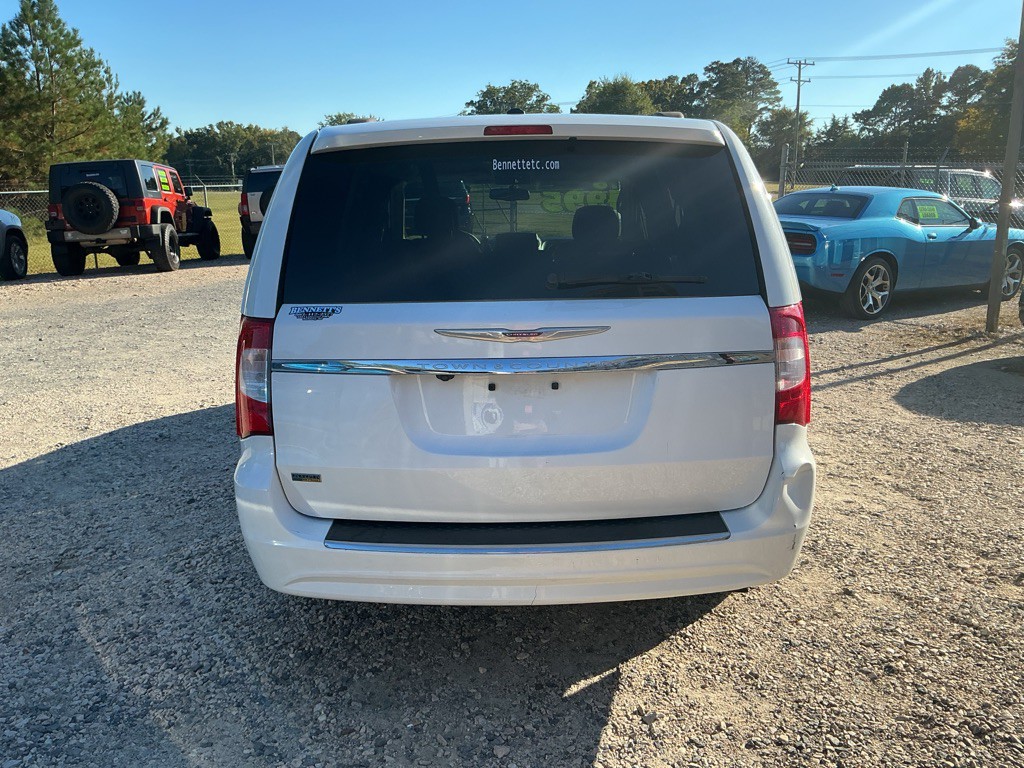 2016 Chrysler Town & Country Image 5
